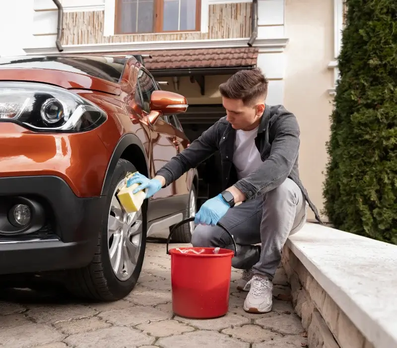 Lavage auto à domicile Toulonjac : professionnel intervenant sur un véhicule